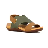 Sandalia de mujer con diseño cerrado en la parte delantera, combinando cuero verde oliva y cuero marrón claro. Posee tira ajustable con velcro en el talón y suela de goma con plantilla de corcho.