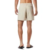 Short de baño negro Columbia Backcast III con tecnología Omni-Shade™ UPF 50, de secado rápido, con cintura elástica ajustable con cordón, bolsillos laterales de malla, bolsillo trasero con cremallera y forro interior de malla.