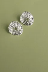 Par de aros de plata 925 con textura trabajada a mano y cierre mariposa.