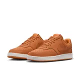 Championes urbanos Nike Court Vision Low color crema con suela blanca. Diseño clásico de básquet de los 80 con detalles modernos. Logo Nike en los laterales y perforaciones en la puntera.