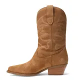 Bota tejana de caña media color marrón, con diseño bordado y tacón medio.
