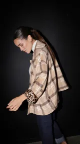 Tapado escocés tipo oversized de franela con interior de animal print y diseño cómodo.