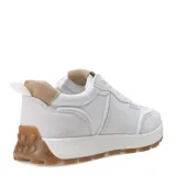 Zapatillas deportivas beige y blanco con cordones.