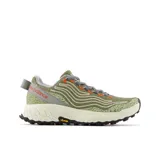 Championes New Balance Fresh Foam X Hierro V7, color verde oliva con detalles en gris y naranja.