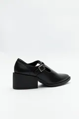Zapato negro con diseño tipo T-bar, tira con hebilla lateral y taco ancho de 6cm.
