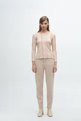 Remera gris de corte ajustado, con cuello redondo y mangas largas. Presenta líneas verticales bordadas en color verde claro y blanco.