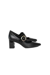 Zapato stiletto negro de cuero charol con tira sobre el empeine con textura grabada y hebilla dorada. Tacón bloque de 6,5 cm.