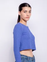 Top de manga larga abotonado en color beige, con diseño de rayas y corte cropped.