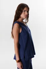 Top sin mangas confeccionado en mezcla de lino y algodón color marrón, con escote en V y pespuntes blancos decorativos en contraste.