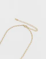 Collar corto dorado con cadena de eslabones y dijes de corazones con strass.