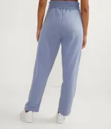 Pantalón clochard celeste de algodón y poliéster, con cintura elástica ancha.