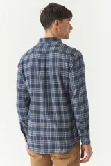 Camisa de viyela a cuadros rojos y azules, corte regular y logo bordado.