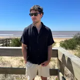 Camisa de lino negra con estampado de círculos blancos en la espalda. Corte boxy y mangas cortas.