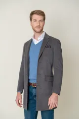 Abrigo gris de lana, corte slim fit, con solapas de muesca, cierre de tres botones y bolsillo de parche en el pecho.