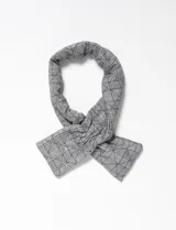 Cuello tipo bufanda corta, acolchado y con estampado a cuadros en tonos grises.