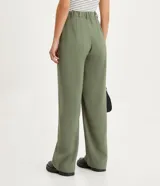 Pantalón sastrero verde oliva de corte recto y tiro alto, con cintura elastizada y pinzas.