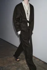 Kimono marrón con cuello redondo, manga larga y cinturón ajustable con lazadas. Confeccionado en hilatura de algodón y forro interior.