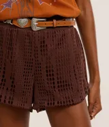 Short marrón con textura perforada, corte regular y cintura elástica.