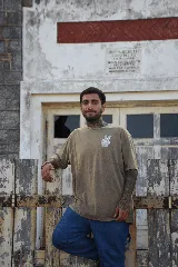 Remera color arena de manga corta con estampa de una mano haciendo el signo de la paz en el pecho. Confeccionada en algodón premium.