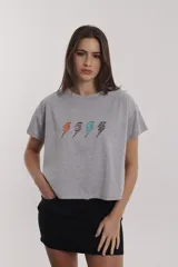 Remera gris de corte cropped con estampado de rayos de colores.