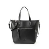 Cartera tipo tote color negro, confeccionada en cuero sintético. Tiene doble asa de mano, correa bandolera regulable y extraíble, cierre superior y herrajes plateados. Cuenta con un compartimento principal, un bolsillo interno con cierre, dos bolsillos internos abiertos y un bolsillo externo con cierre.