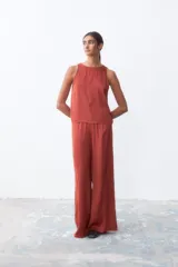 Musculosa color ladrillo con cuello redondo y sisas amplias.