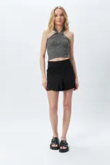 Top sin mangas de morley negro con cuello cruzado y textura ajustada al cuerpo.