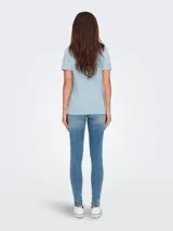 Remera celeste con estampado de un teléfono celular antiguo y la frase "Call me".