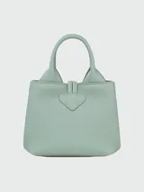 Bolso Longchamp modelo Le Roseau XS, color beige, con doble asa corta y correa larga extraíble.