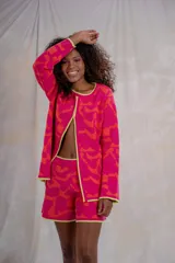 Short de tejido fucsia con diseño geométrico, confeccionado en 50% algodón y 50% acrílico.