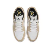 Zapatillas Nike Air Jordan 1 Low color beige y blanco, con detalles de animal print en el logo y el talón.