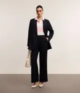 Blazer oversized de corte sastre con raya de tiza, confeccionado en poliéster y viscosa certificada, con cierre delantero sencillo.