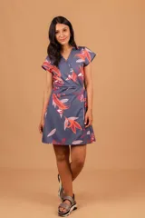 Vestido corto con estampado exclusivo de flores en colores vivos, confeccionado en 100% poliéster.