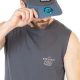 Remera sin mangas gris oscuro con cuello redondo y logo estampado en el pecho.