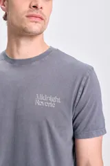 Remera gris oscuro de manga corta con estampa blanca en la espalda con la frase "Midnight Reverie".