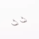 Par de caravanas plateadas con forma de medio aro con borde ondulado.