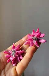 Par de aros con forma de flor rosa hechos a mano en porcelana con apliques de pirita. El perno de la caravana es de acero.