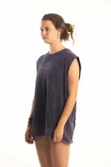 Musculosa azul con efecto gastado y logo estampado en el pecho.