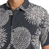 Camisa de manga corta gris oscuro con estampado de flores blancas.