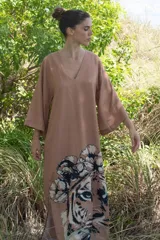 Vestido largo color camel, con escote en V, mangas amplias y estampa de un tigre con flores en la falda.