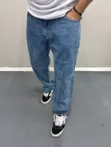 Pantalón de jean azul claro, corte boyfriend, tiro medio y pierna recta.