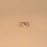 Anillo de plata 925 con diseño entrelazado y detalles de circonia.