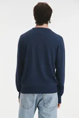 Sweater azul marino de punto con cuello redondo y mangas largas.