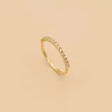 Anillo dorado de oro 10k con hilera de circonias engarzadas.
