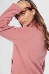 Campera polar azul marino con cuello alto y cierre frontal. Tiene bolsillos laterales con cierre y logo bordado en el pecho.