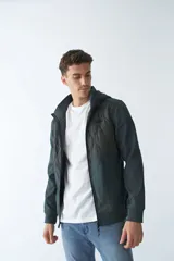 Campera verde oscuro de neopreno con capucha ajustable, cuello alto, bolsillos con cierre y logo en goma.