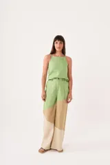 Pantalón de lino con diseño de bloques de color verde y beige, de alta cintura y corte amplio.