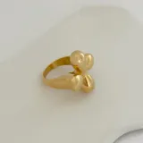 Anillo dorado de acero quirúrgico hipoalergénico con baño en oro 18K, con diseño de flor.