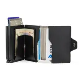 Billetera doble de tela X-Pac negra con doble caja de aluminio incorporado con sistema de deslizamiento para tarjetas. Tiene espacio para 10 tarjetas, 2 tarjetas adicionales en los bolsillos laterales de cuero, espacio para libreta de conducir y de propiedad, y sección interna para llevar hasta 5 billetes.