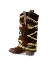 Bota texana de caña media color marrón, con diseño bordado en la caña con motivos geométricos en tonos beige, verde y negro.